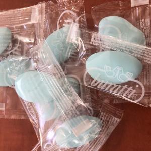 Confetti Buratti al cioccolato fondente azzurri incartatati singolarmente